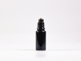 Glasflasche-mit-Roll-On-Montur-Glas-Stahl